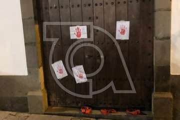 Carteles contra la violencia de género en las puertas de la Basílica y Ayuntamiento de Telde (Foto TA)